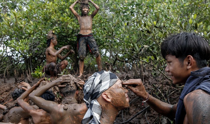 Endonezya'da ‘Sessizlik Günü’ : Çamur banyosu geleneği 60 yıl sonra yeniden canlandı Endonezya'da ‘Sessizlik Günü’ : Çamur banyosu geleneği 60 yıl sonra yeniden canlandı - 4. Resim