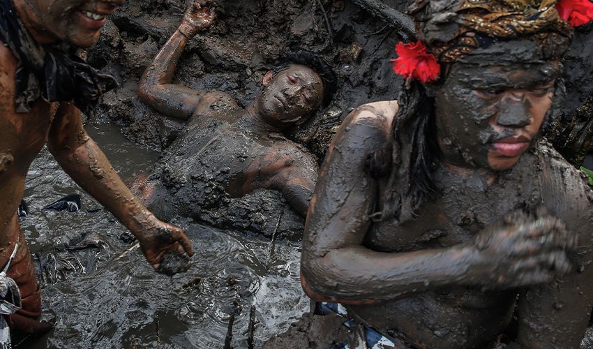 Endonezya'da ‘Sessizlik Günü’ : Çamur banyosu geleneği 60 yıl sonra yeniden canlandı Endonezya'da ‘Sessizlik Günü’ : Çamur banyosu geleneği 60 yıl sonra yeniden canlandı - 2. Resim