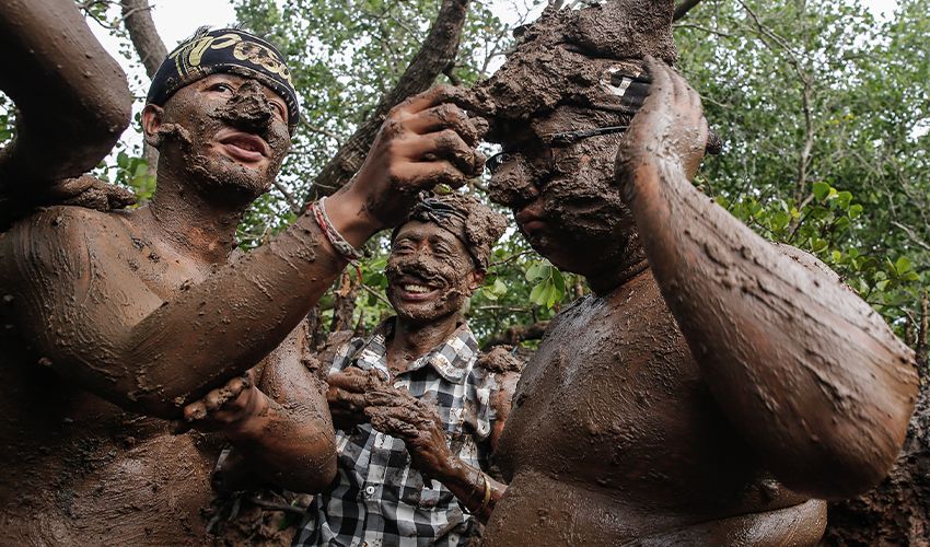 Endonezya'da ‘Sessizlik Günü’ : Çamur banyosu geleneği 60 yıl sonra yeniden canlandı Endonezya'da ‘Sessizlik Günü’ : Çamur banyosu geleneği 60 yıl sonra yeniden canlandı - 3. Resim