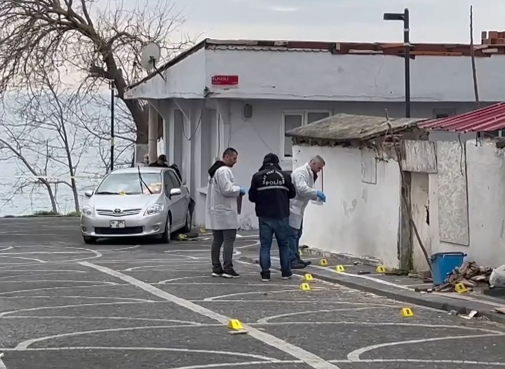 İstanbul'un ortasında kurşun yağmuru! 9 mermi isabet etmiş İstanbul'un ortasında kurşun yağmuru! 9 mermi isabet etmiş - 1. Resim