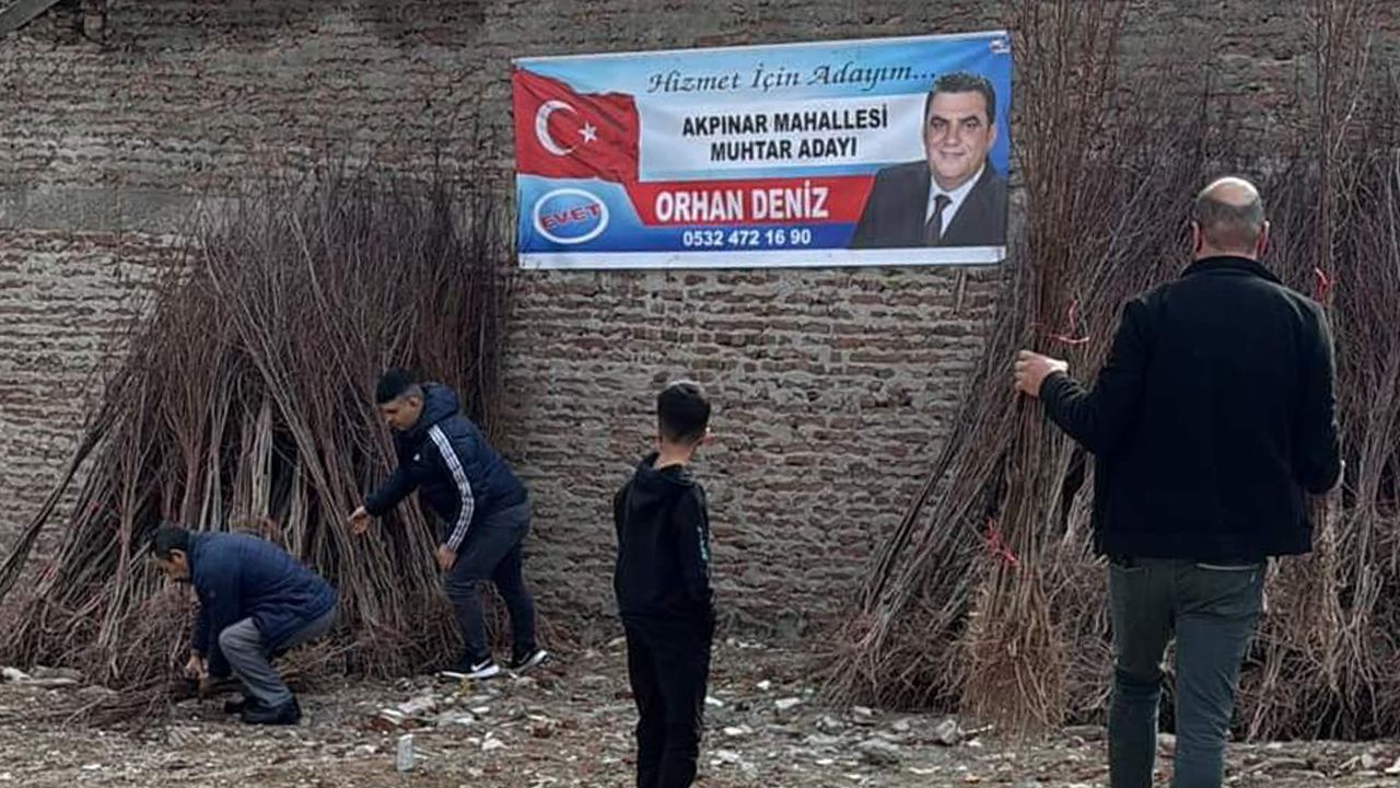 Muhtar adayı ilk icraatiyle takdir topladı! Sıfır atık için broşür yerine fidan dağıttı Muhtar adayı broşüryerine fidan dağıttı - 1. Resim