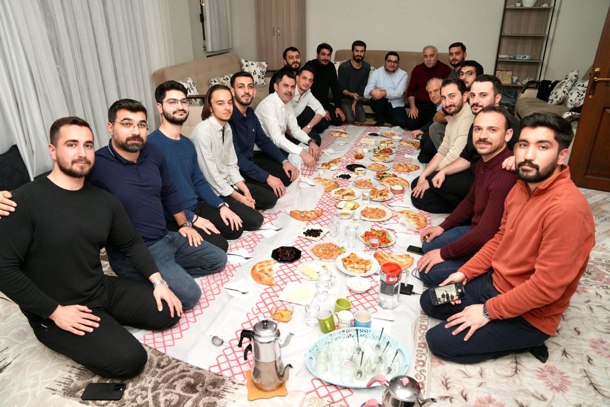 Murat Kurum öğrenci evinde sahur yaptı - 2. Resim
