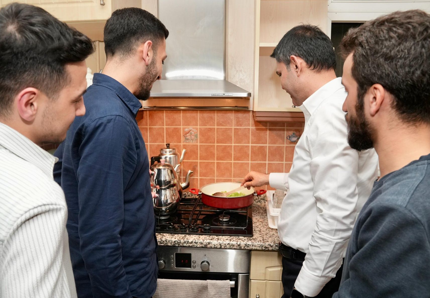 Murat Kurum öğrenci evinde sahur yaptı - 1. Resim