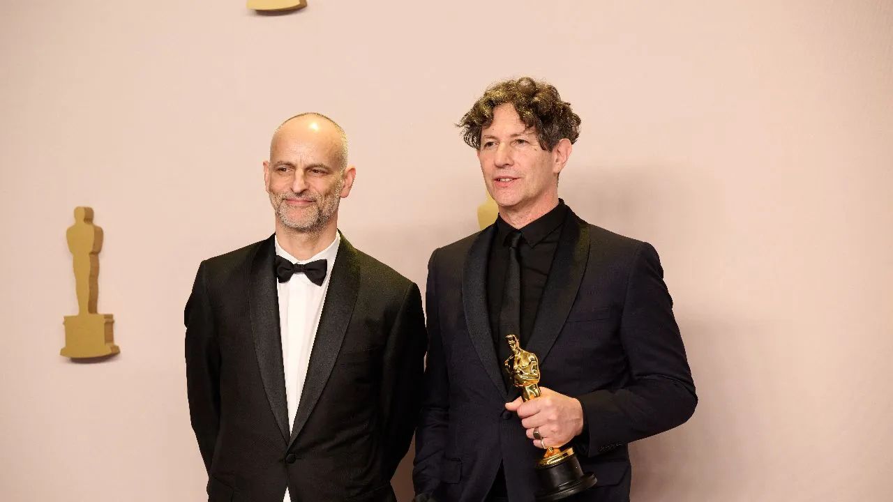 Oscar&rsquo;lık isyan! &ldquo;Saldırılar dursun&rdquo; diye kırmızı broşlar taktılar - 1. Resim