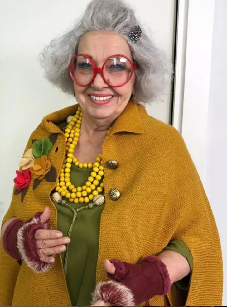 Yaprak Dökümü'nün Hayriye'si Güven Hokna’nın saçlarına aklar düştü! Son hali hayranlarını şaşırttı Yaprak Dökümü'nün Hayriye'si Güven Hokna’nın saçlarına aklar düştü! Son hali hayranlarını şaşırttı - 4. Resim