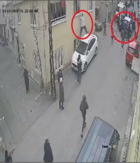 10 yaşındaki çocuğu kurtarmak için camdan atladı - 1. Resim