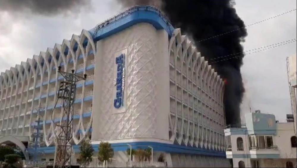Antalya'da korku dolu anlar! 5 yıldızlı otel yandı, dumanlar gökyüzünü kapladı Antalya'da korku dolu anlar! 5 yıldızlı otel yandı, dumanlar gökyüzünü kapladı - 2. Resim