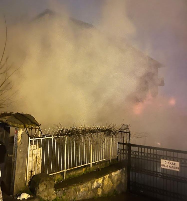 Beyoğlu'nda gece yarısı sıcak saatler! Gençler fark etti, milleti bağırarak uyandırdılar... - 1. Resim