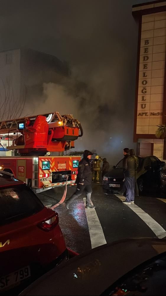 Beyoğlu'nda gece yarısı sıcak saatler! Gençler fark etti, milleti bağırarak uyandırdılar... - 2. Resim