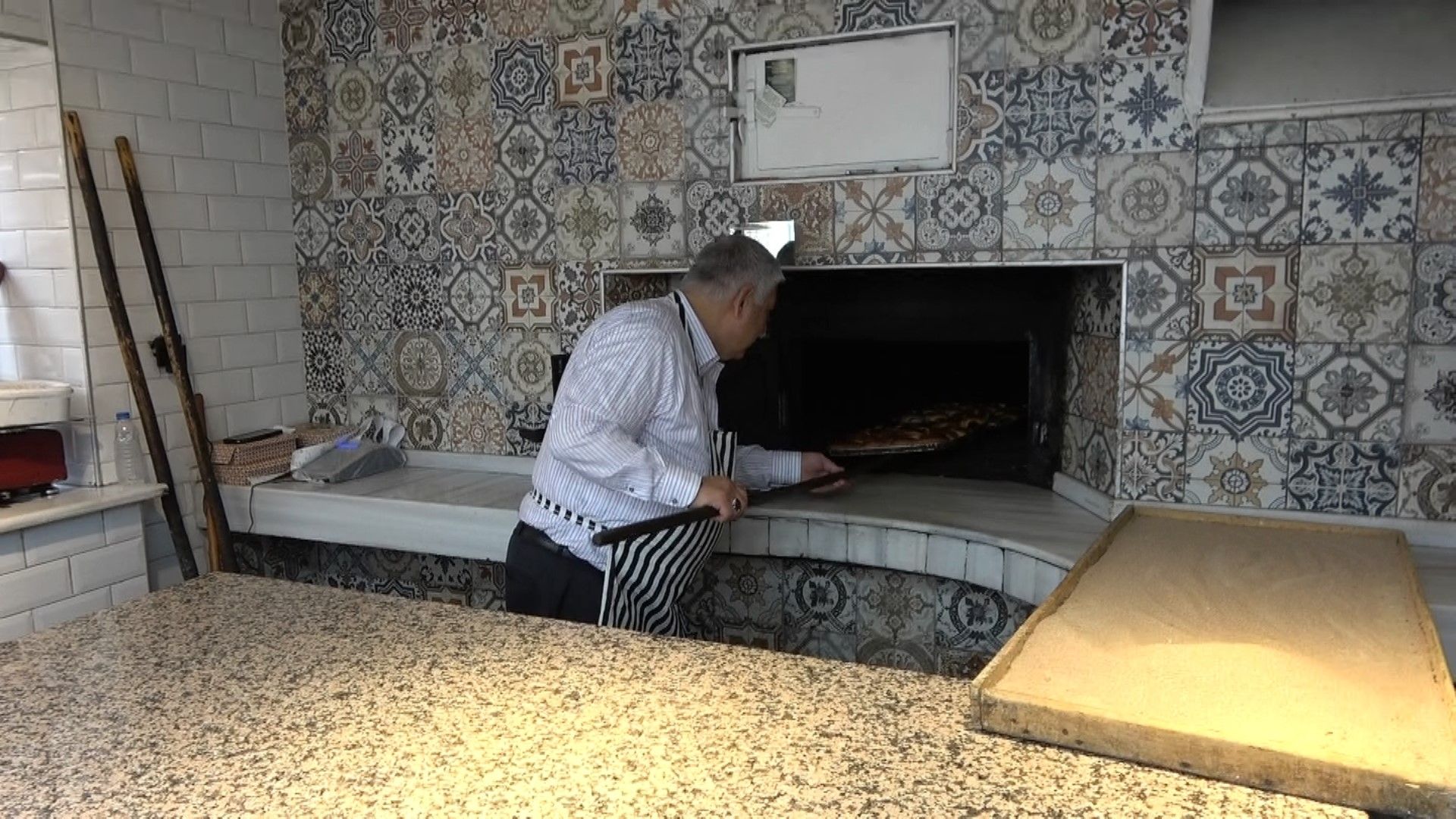 Dededen kalma 91 yıllık gelenek! İftarlık tabanca, kılıç ve testiler büyük ilgi görüyor - 2. Resim