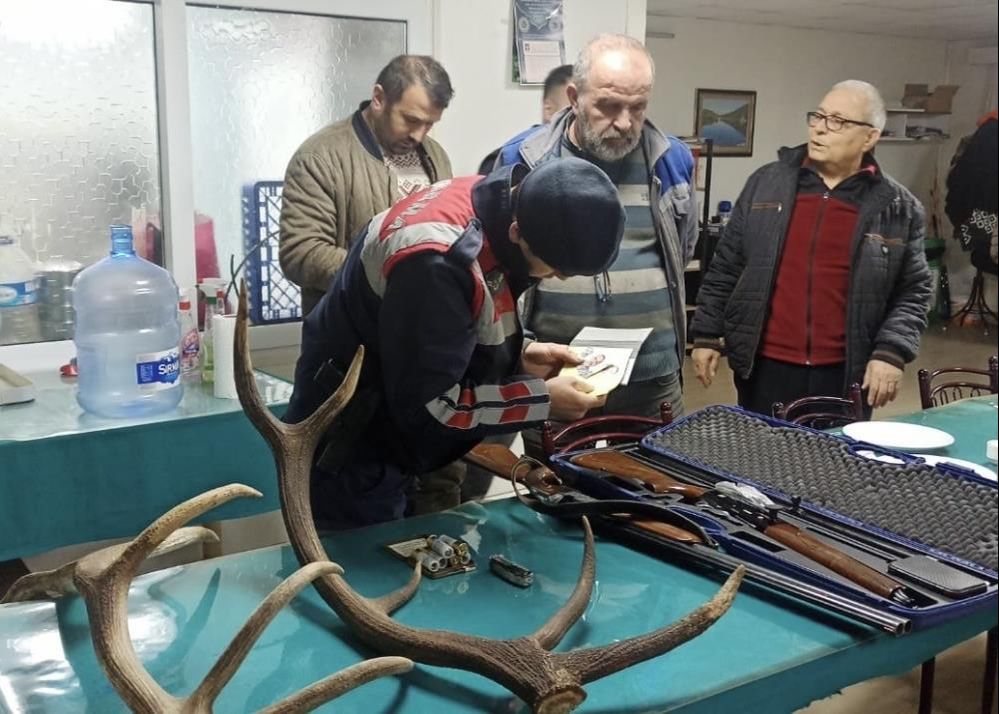 Enerji işletme tesisine baskın! Buzluktan kızıl geyik etleri çıktı - 1. Resim