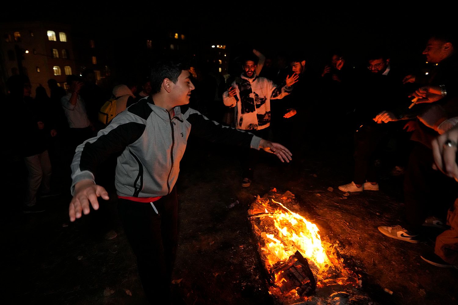 İran'daki kutlamalarda 14 kişi öldü, 2 bin 100 kişi yaralandı! - 4. Resim