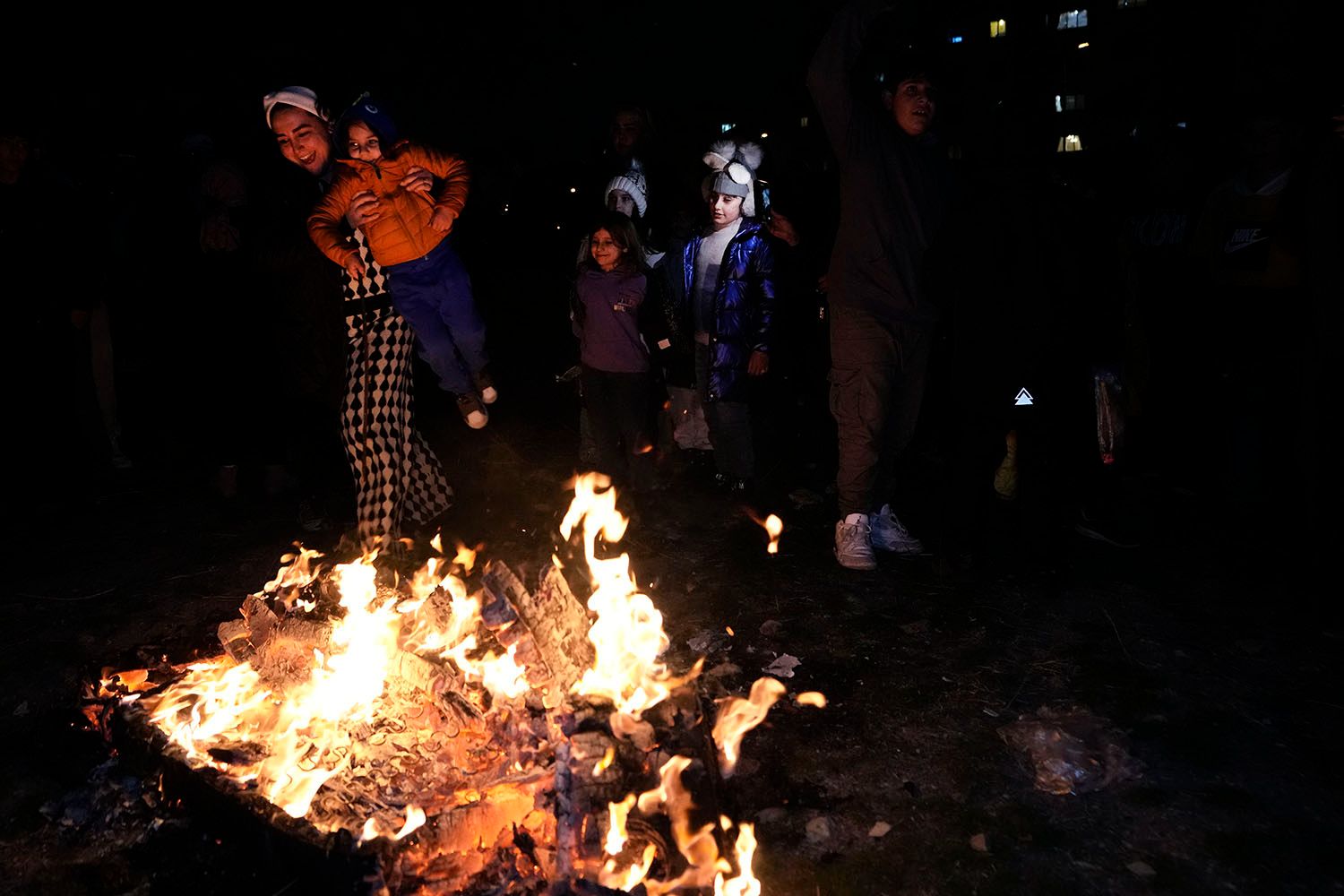 İran'daki kutlamalarda 14 kişi öldü, 2 bin 100 kişi yaralandı! - 2. Resim