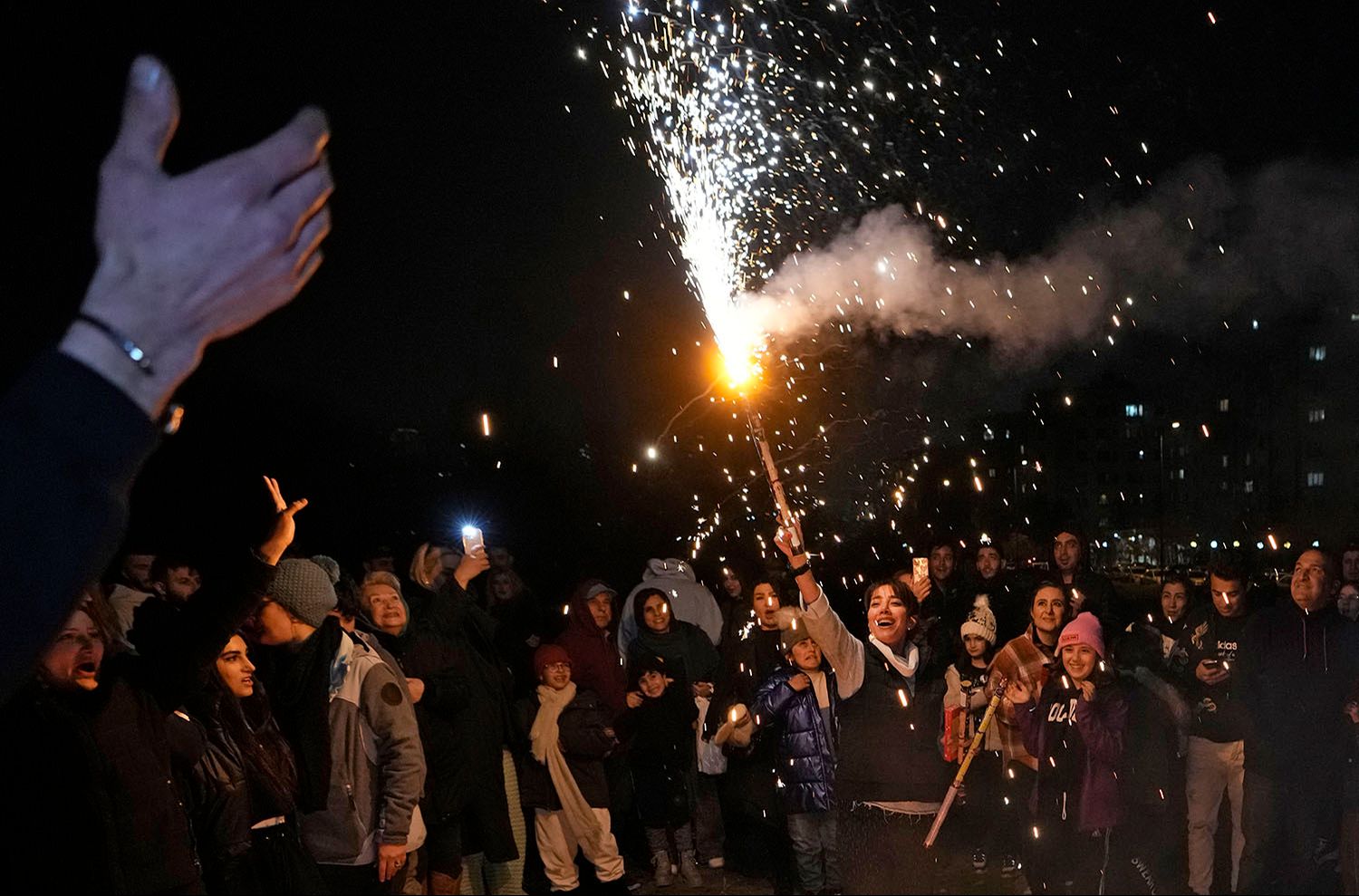 İran'daki kutlamalarda 14 kişi öldü, 2 bin 100 kişi yaralandı! - 1. Resim