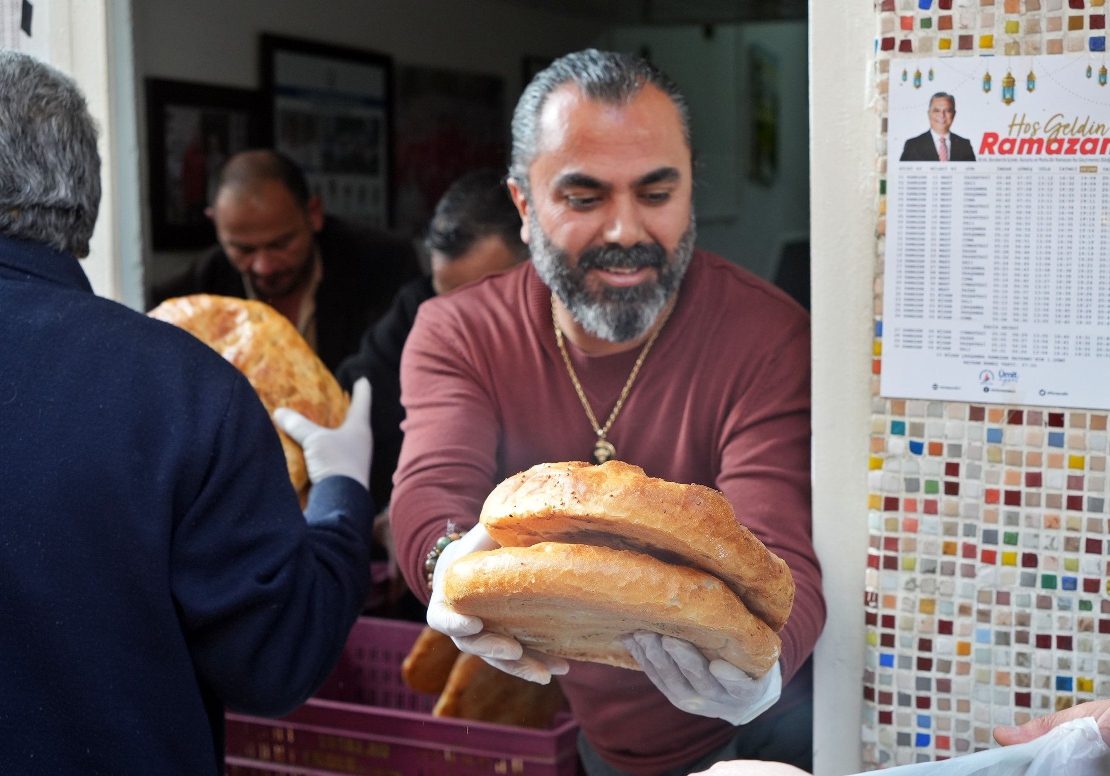 Kimse kim olduğunu bilmiyor, herkes ona dua ediyor! Gizli hayırsever bu Ramazan da yüzleri güldürdü - 3. Resim