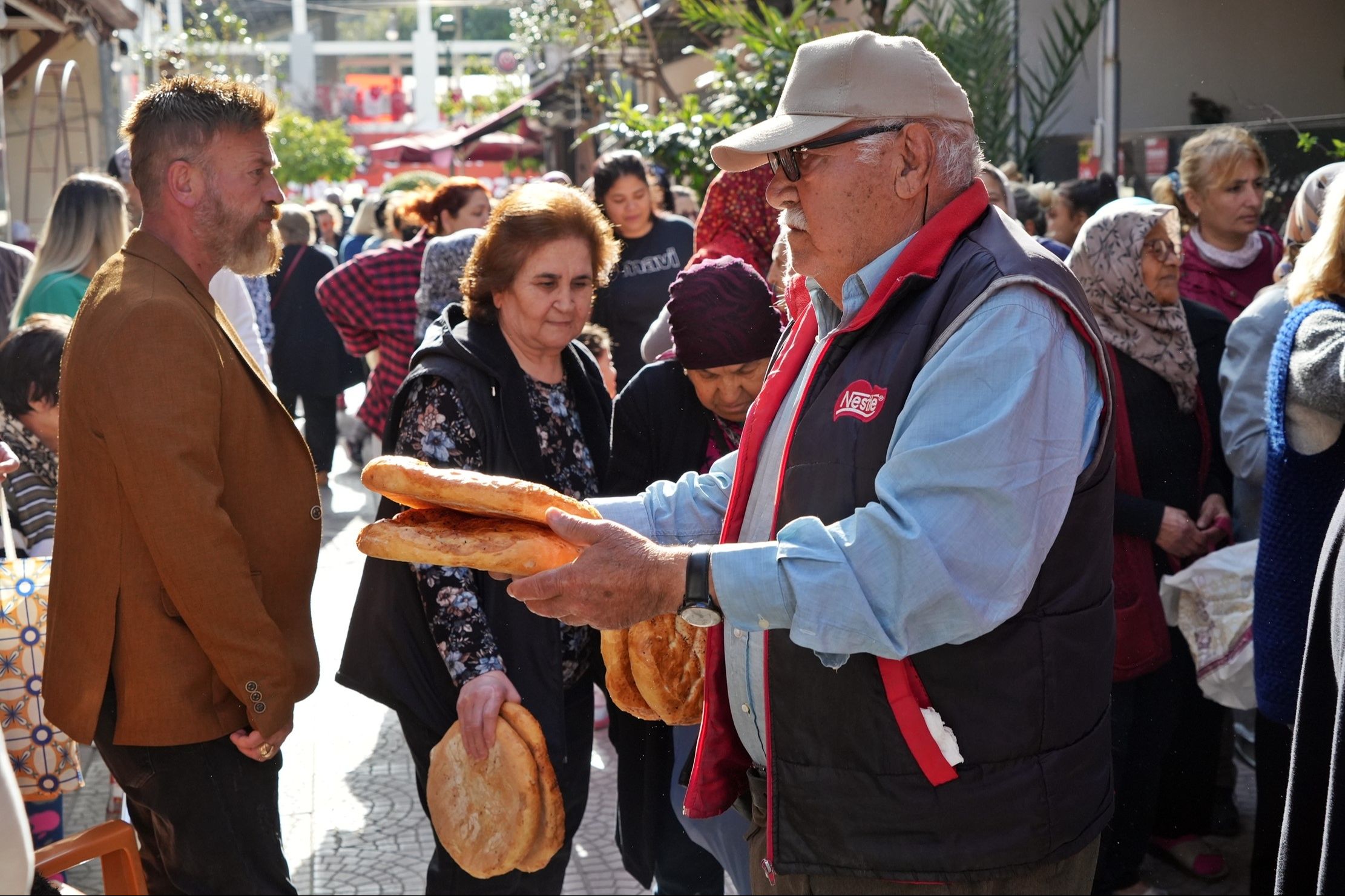 Kimse kim olduğunu bilmiyor, herkes ona dua ediyor! Gizli hayırsever bu Ramazan da yüzleri güldürdü - 4. Resim