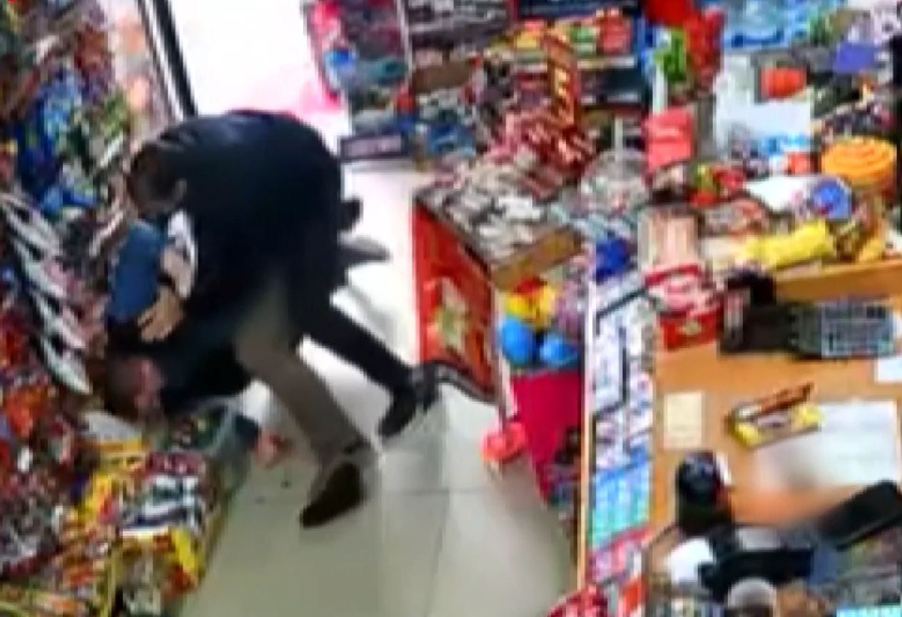 Markette "1.5 liralık komisyon" kavgası! Yumruklar havada uçuştu Markette "1.5 liralık komisyon" kavgası! Yumrukla havada uçuştu - 1. Resim