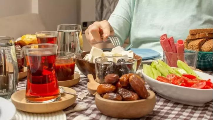 Sahura kalkmadan oruç tutanlar dikkat! Uzman isim 'açlık süresi 20 saati buluyor' diyerek uyardı - 1. Resim