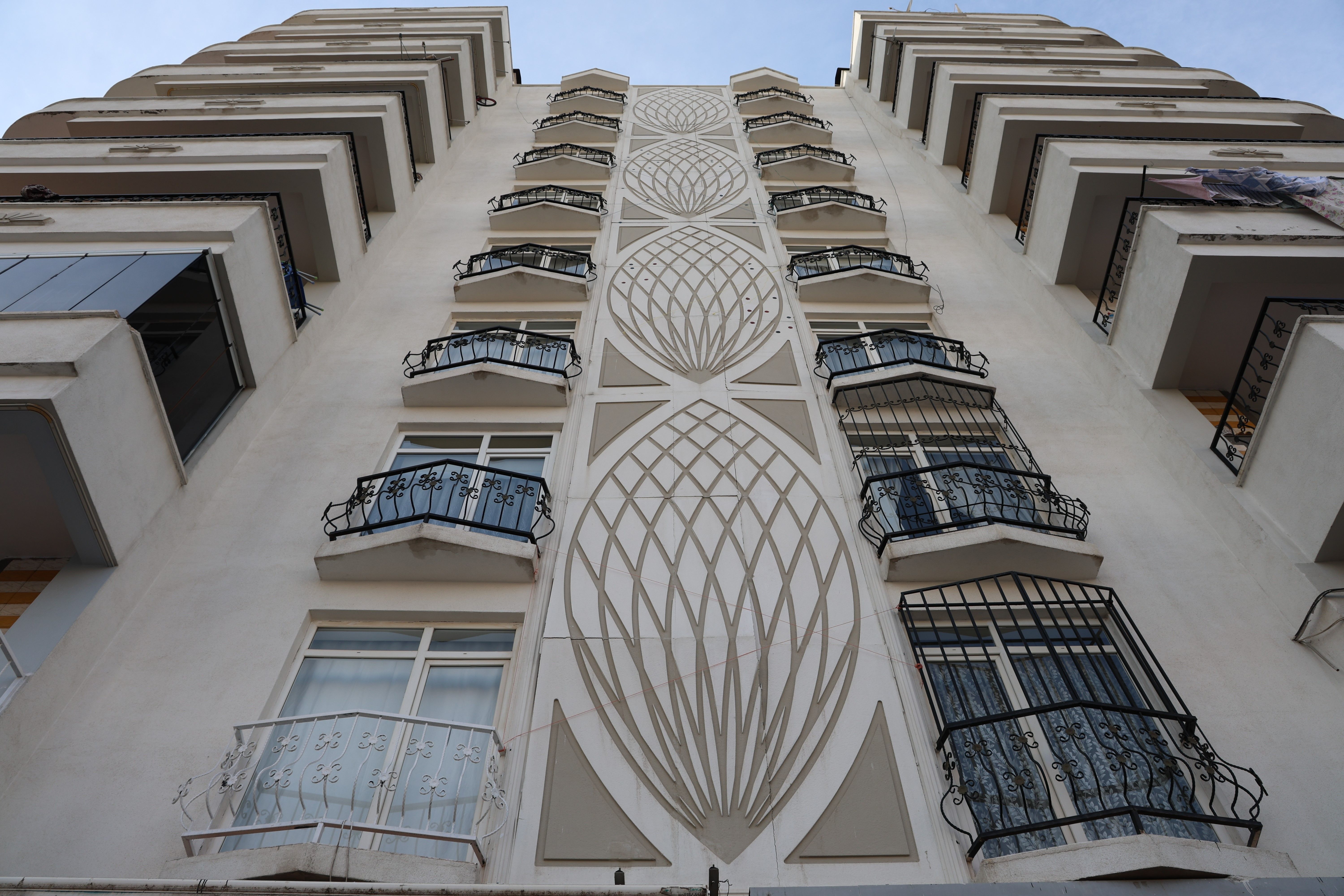 Diyarbakır’da akılalmaz olay! Çatlayan dış cepheye böyle önlem aldılar Diyarbakır’da akılalmaz olay! Çatlayan dış cepheye böyle önlem aldılar - 1. Resim