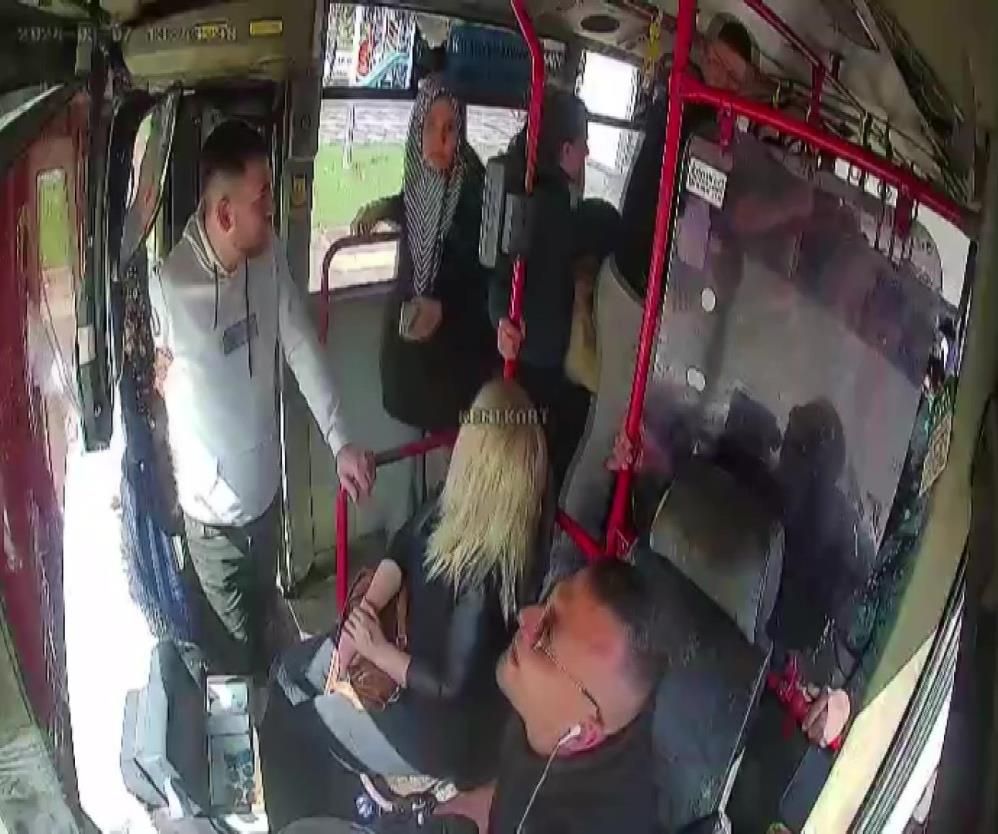 Halk otobüsünden dehşet! 'Adamın üzerine mi çıkayım?' dedi, kafasına sopayı yedi - 1. Resim