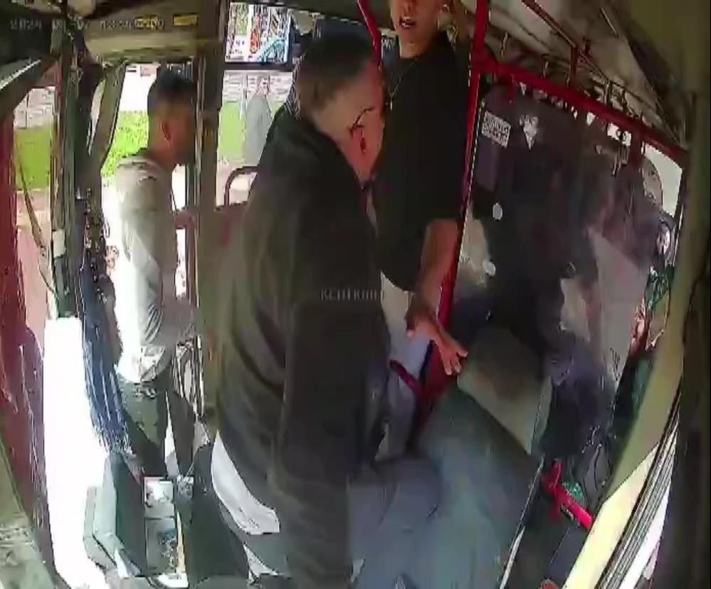 Halk otobüsünden dehşet! 'Adamın üzerine mi çıkayım?' dedi, kafasına sopayı yedi - 3. Resim
