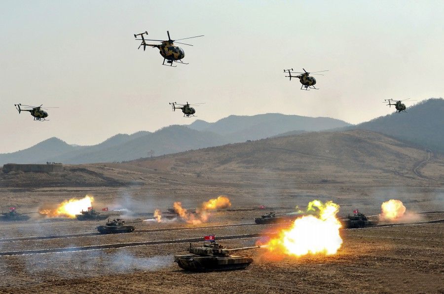 Kuzey Kore'den g&ouml;vde g&ouml;sterisi! Kim, yeni geliştirilen tankın &uuml;zerine &ccedil;ıkıp meydan okudu - 2. Resim