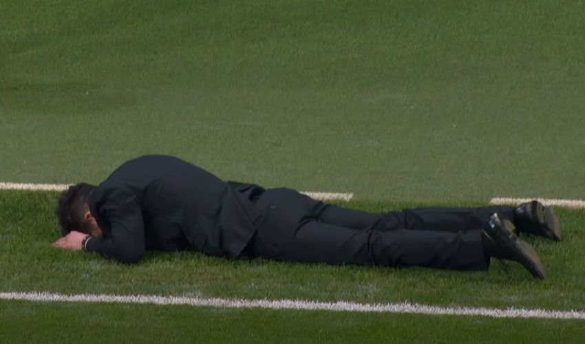 Şampiyonlar Ligi'nde tarihi gece! Atletico Madrid teknik direktörü Diego Simeone yere serildi - 2. Resim