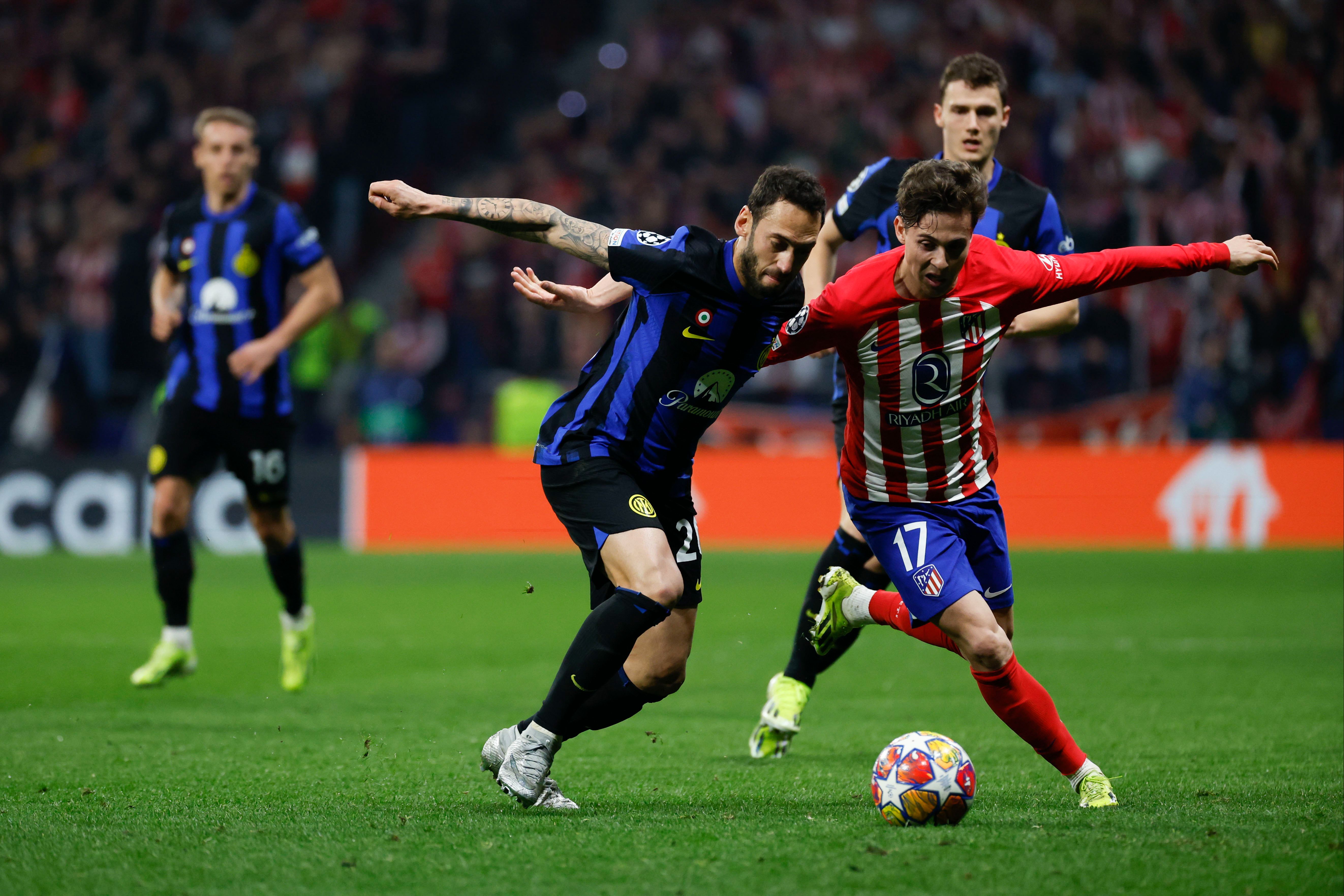 Şampiyonlar Ligi'nde tarihi gece! Atletico Madrid teknik direktörü Diego Simeone yere serildi - 3. Resim