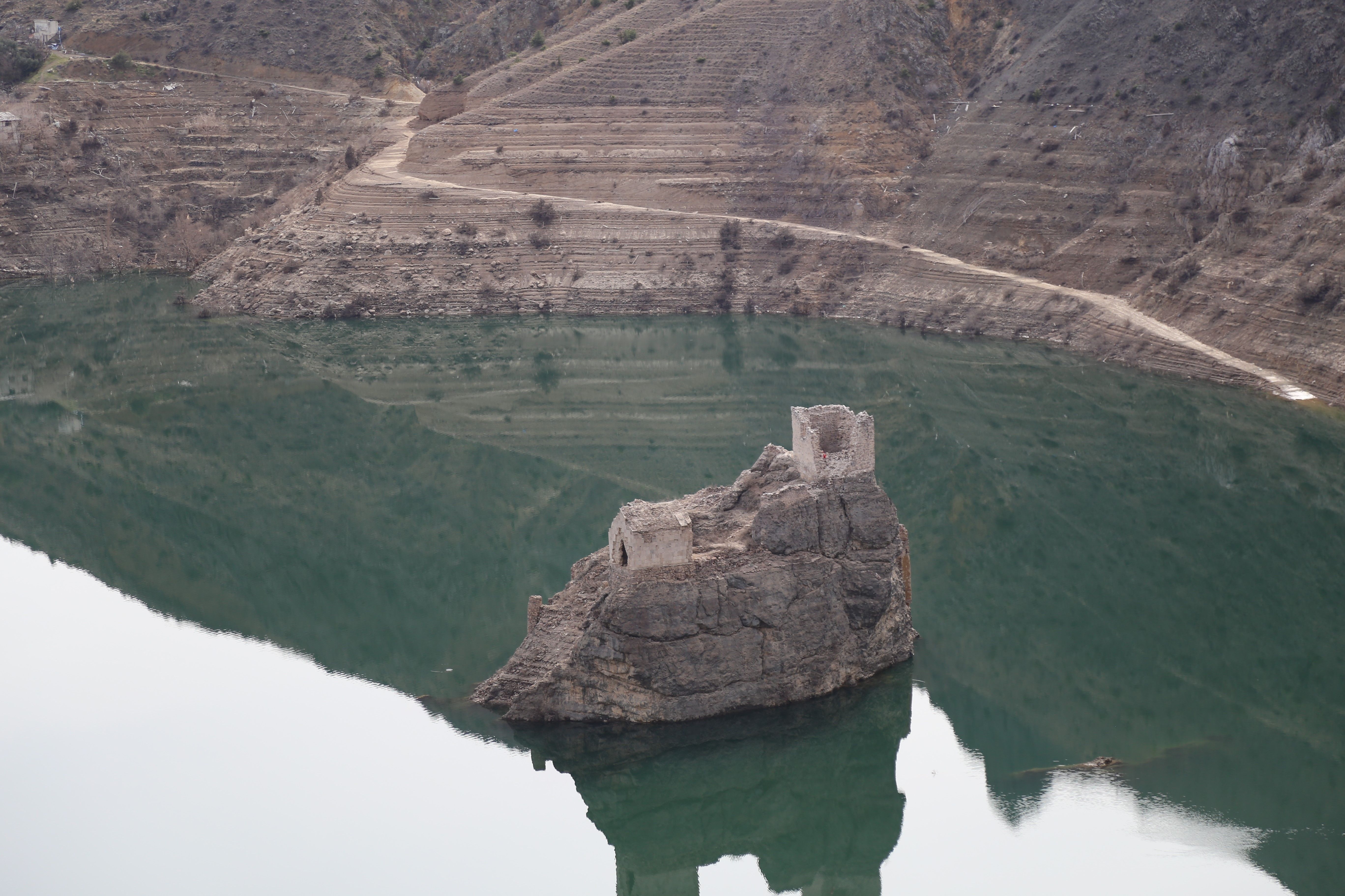Sular çekildi 'Tekke' göründü! Barajın altında kaybolan tarih ortaya çıktı! - 2. Resim