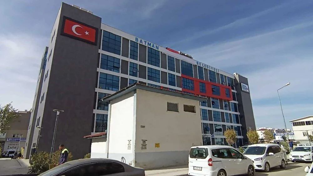 Yeni belediye binasına asılan tabela gündem oldu! Büyükşehir mi oluyorlar? Yeni bir ‘büyükşehir’ mi geliyor? Yeni belediye binasına asılan tabela gündem oldu - 1. Resim