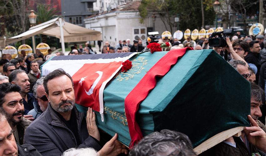 Yeşilçam’ın usta yapımcısı Arif Keskiner’e veda: Tabutunu dostları omuzlarda taşıdı - 1. Resim