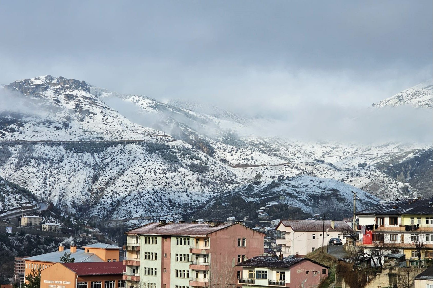 Baharı yaşarken kışa uyandılar! Bir gecede her yeri doldurdu - 3. Resim