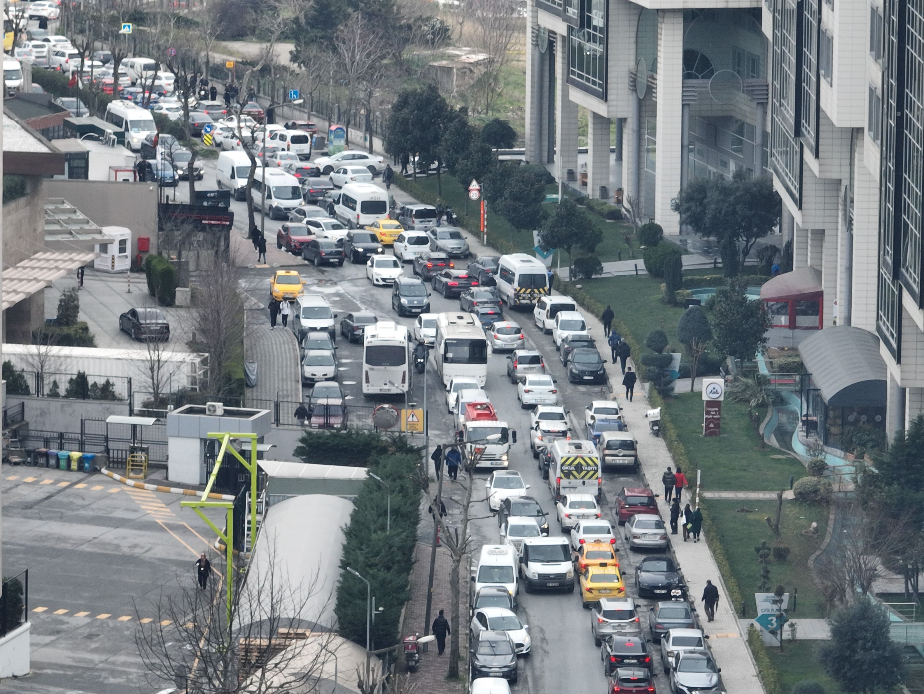Bahçelievler’de trafik çilesi: 200 metre mesafe 25 dakikada gidiliyor Bahçelievler’de trafik çilesi: 200 metre mesafe 25 dakikada gidiliyor - 2. Resim