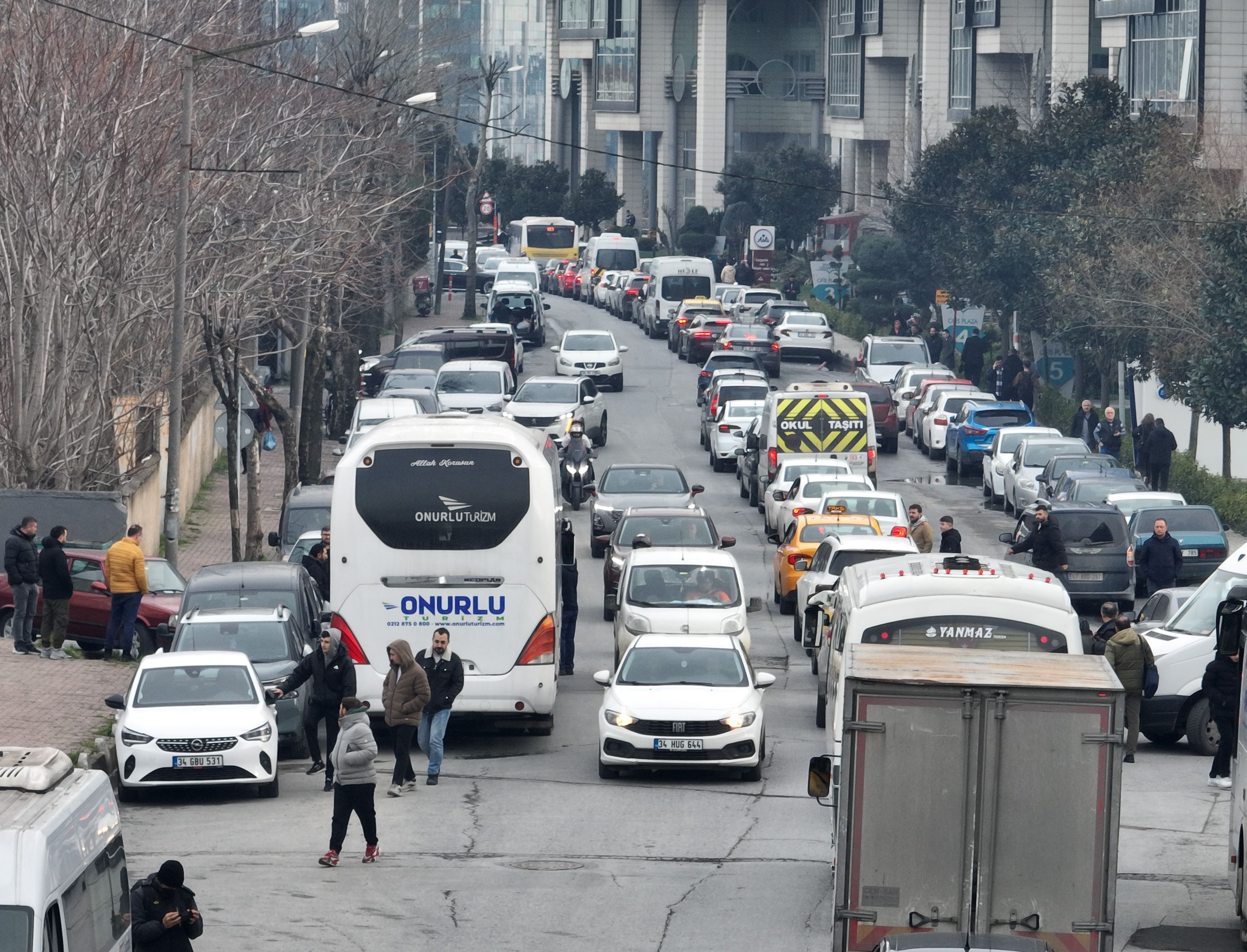 Bahçelievler’de trafik çilesi: 200 metre mesafe 25 dakikada gidiliyor Bahçelievler’de trafik çilesi: 200 metre mesafe 25 dakikada gidiliyor - 1. Resim