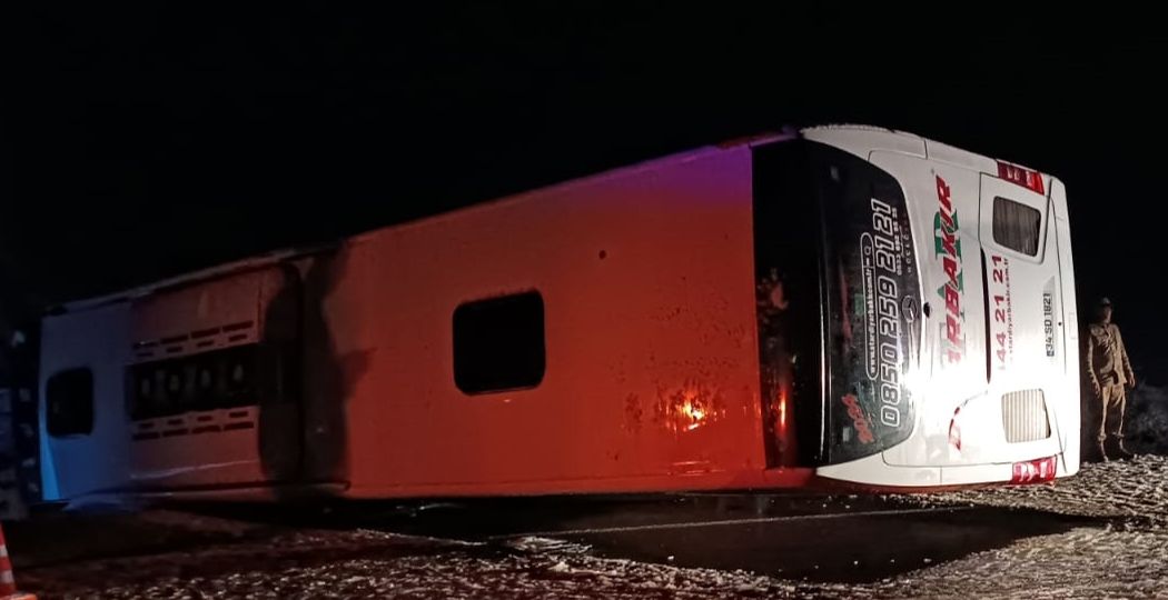 Bingöl'de yolcu otobüsü devrildi: 18 yaralı - 2. Resim