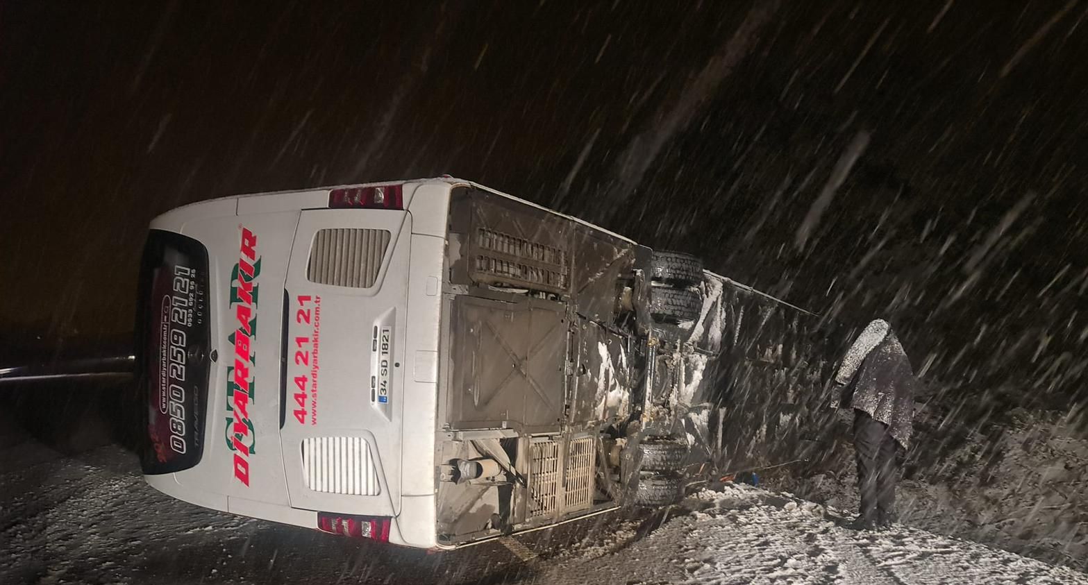 Bingöl'de yolcu otobüsü devrildi: 18 yaralı - 1. Resim