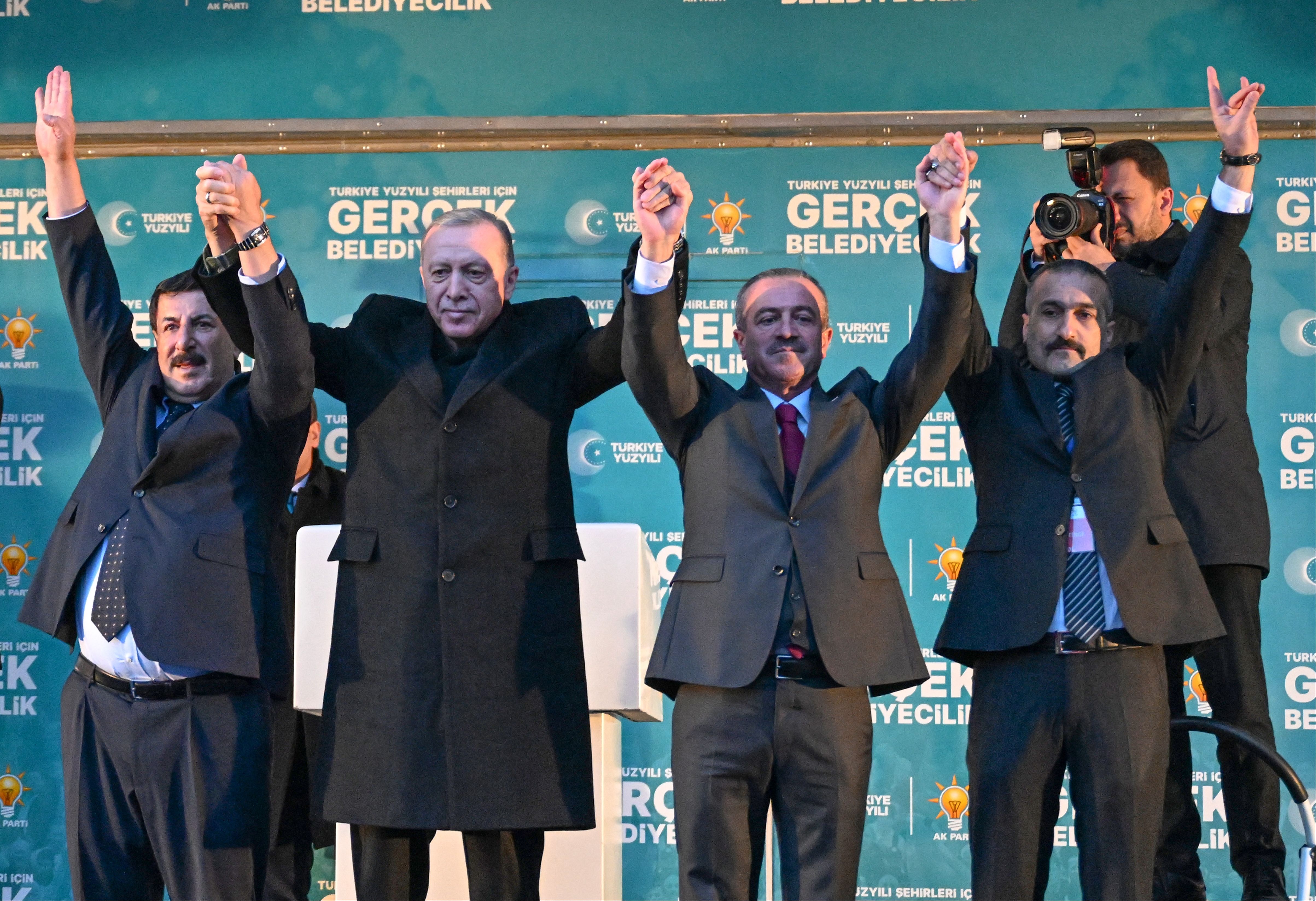 Cumhurbaşkanı Erdoğan AK Parti Hakkari mitinginde konuştu: "Her adımımızı ya CHP ya PKK engelledi" Cumhurbaşkanı Erdoğan Hakkari'de 30 bin kişinin bulunduğu mitingde konuştu - 3. Resim