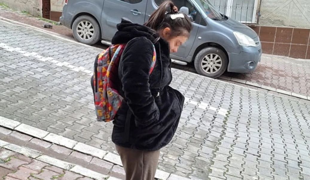 Down sendromlu kız çocuğu, servis şoförünün yüzünden okula gidemiyor Down sendromlu kız çocuğu, servis şoförünün yüzünden okula gidemiyor - 1. Resim