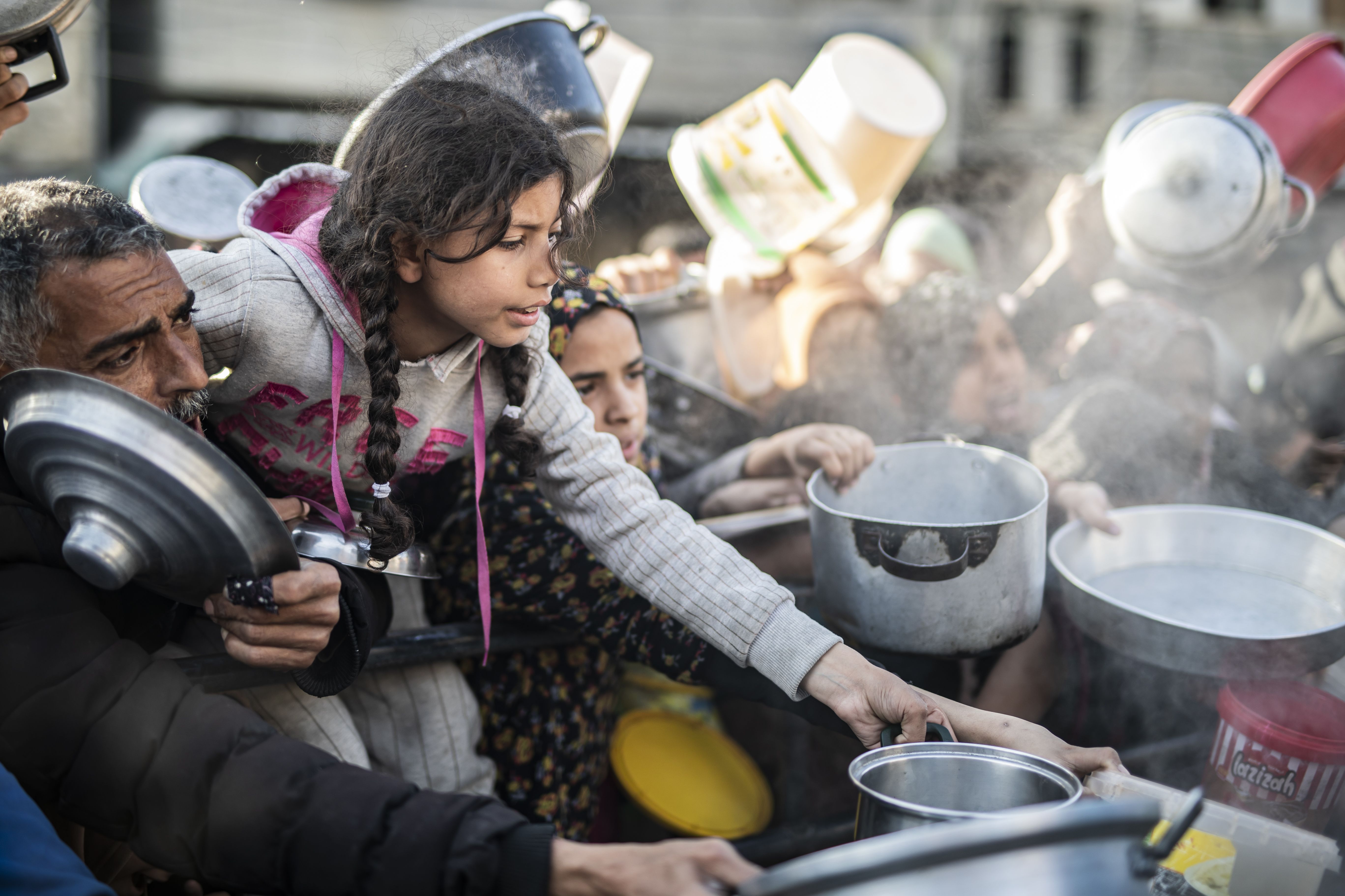 İsrail'in açlık silahıyla vurduğu Gazzelilerin Ramazan sofrası: Hayvan yeminden ekmek ve çay... - 2. Resim