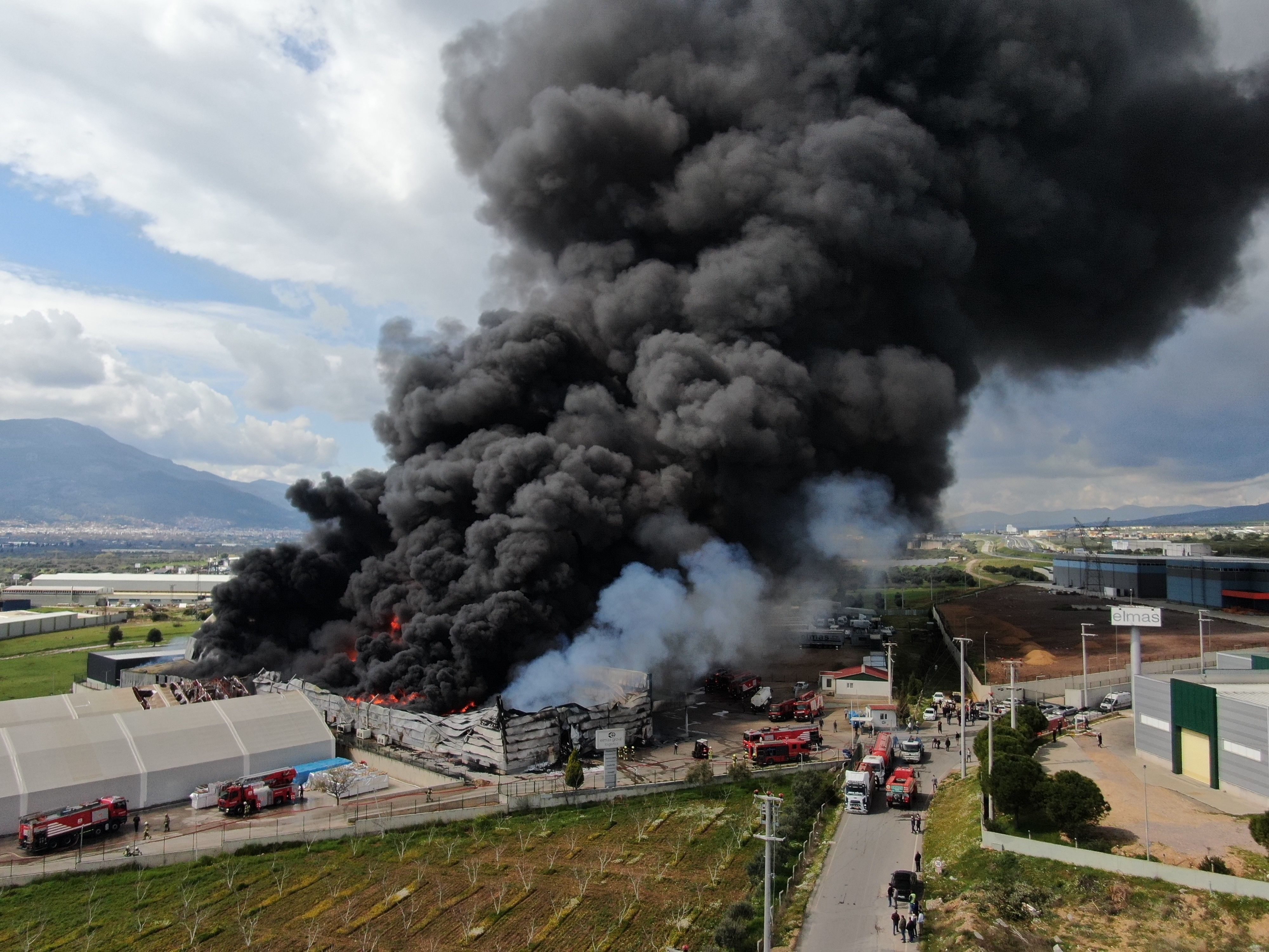 İzmir Kemalpaşa'da soğuk hava deposunda yangın çıktı! İzmir yangın son durum - 3. Resim