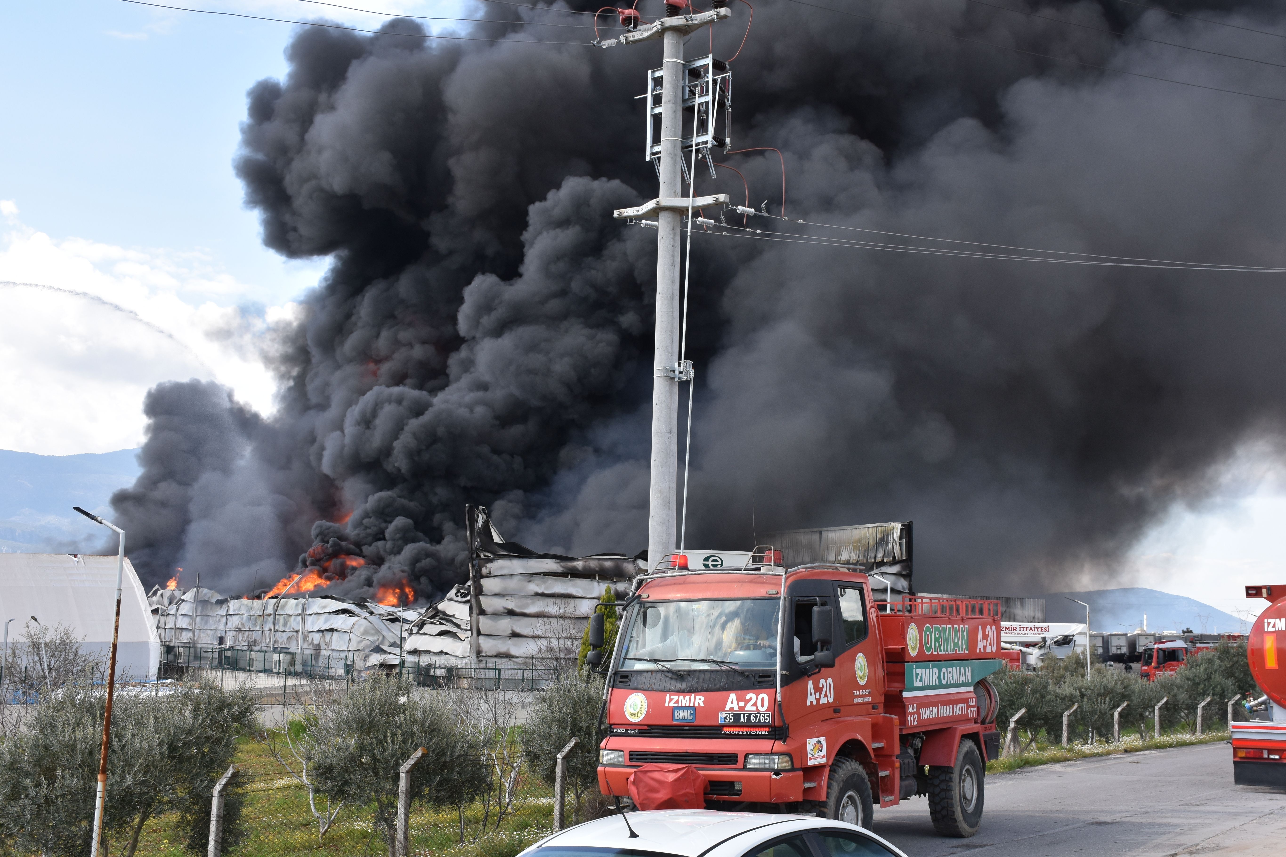 İzmir'de fabrika yangını! Dumanlar gökyüzünü kapladı, ekipler olay yerinde - 1. Resim