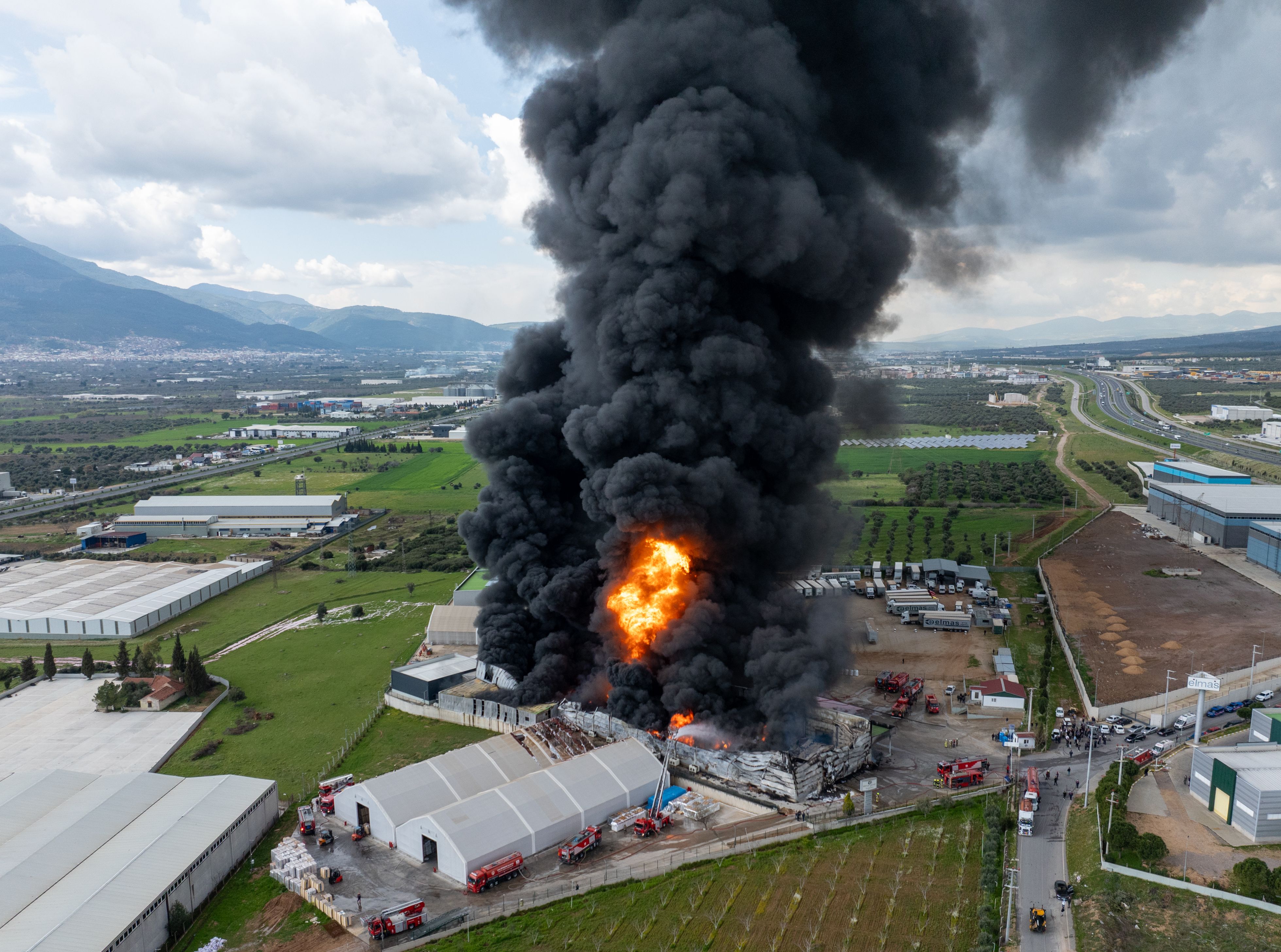 İzmir'de fabrika yangını! Dumanlar gökyüzünü kapladı, ekipler olay yerinde - 2. Resim