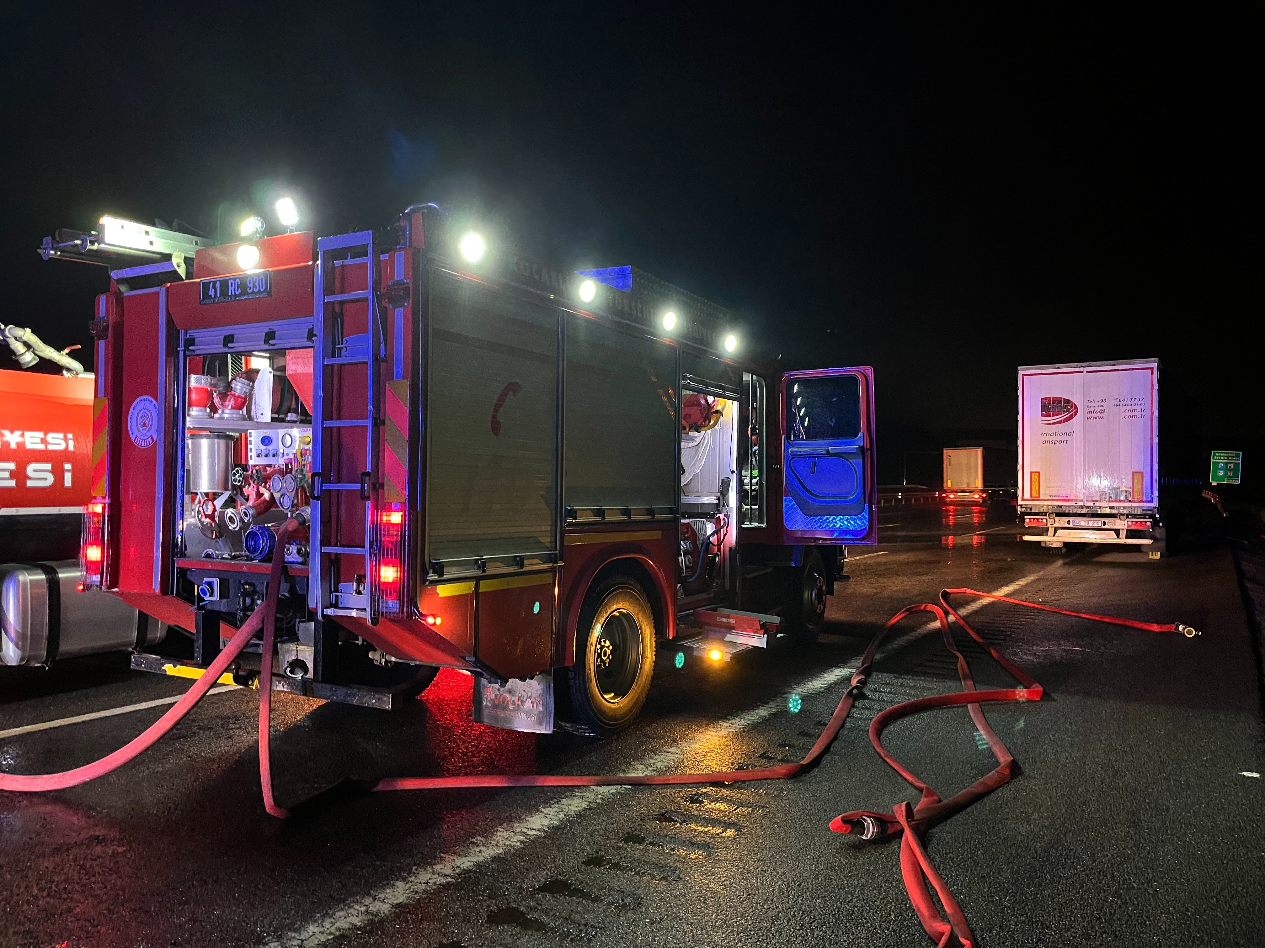 Kuzey Marmara Otoyolu'nda feci kaza: Asit yüklü tır alevlere teslim oldu - 2. Resim