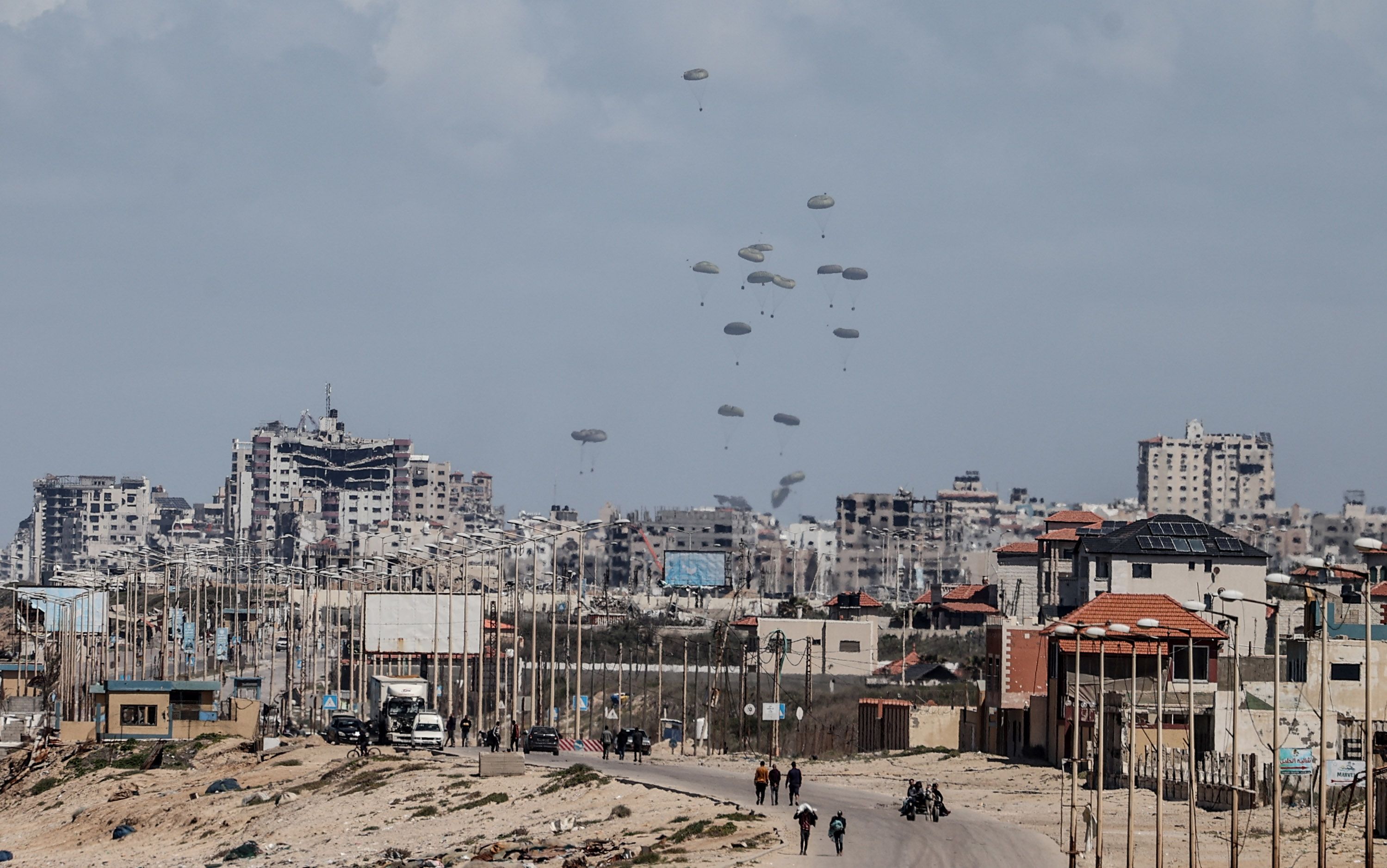 Ölümün gölgesinde hayata tutunmak... Gazze'ye son insani yardımlar havadan indirildi Ölümün gölgesinde hayata tutunmak... Gazze'ye son insani yardımlar havadan indirildi - 2. Resim