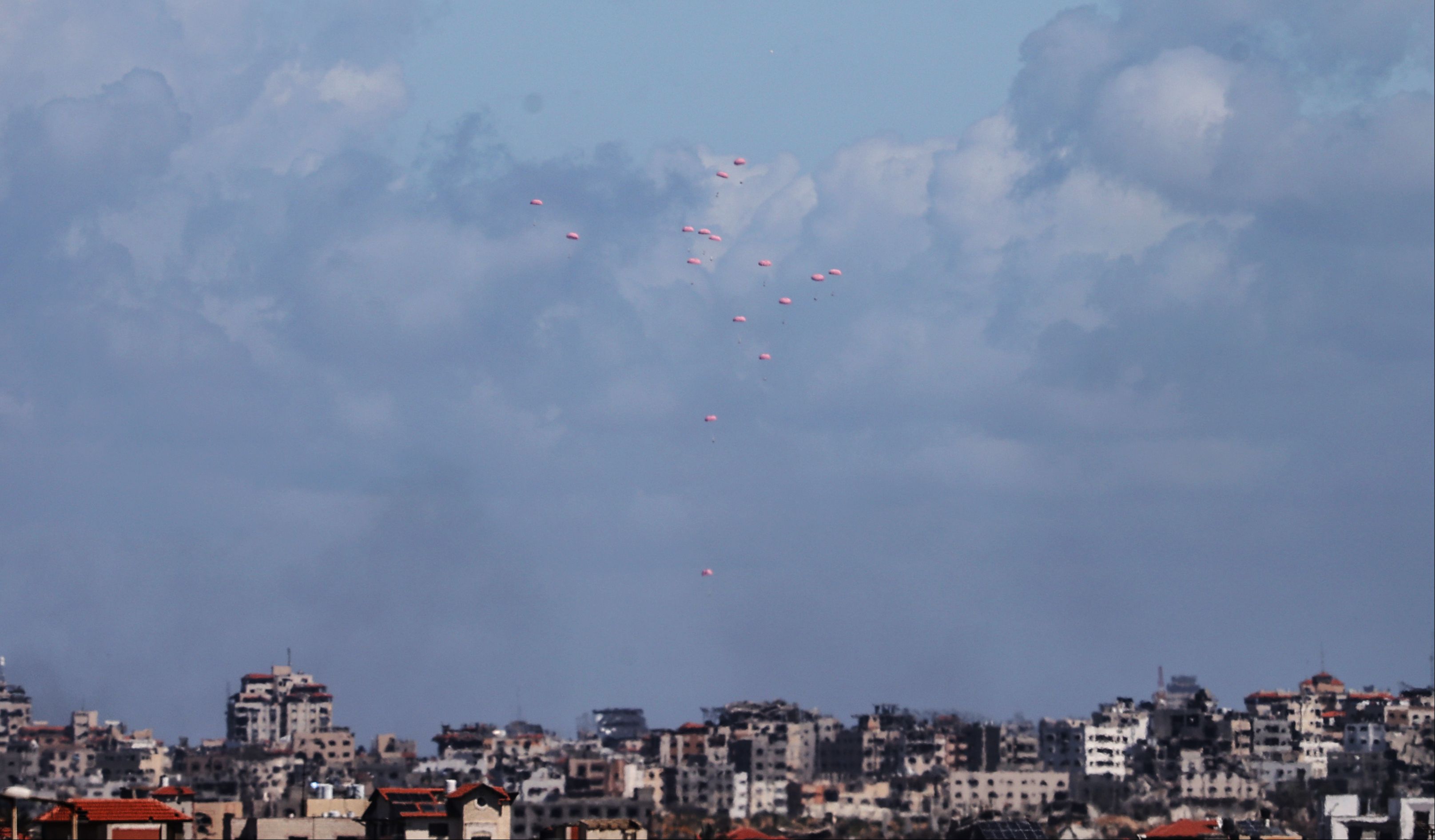 Ölümün gölgesinde hayata tutunmak... Gazze'ye son insani yardımlar havadan indirildi Ölümün gölgesinde hayata tutunmak... Gazze'ye son insani yardımlar havadan indirildi - 4. Resim