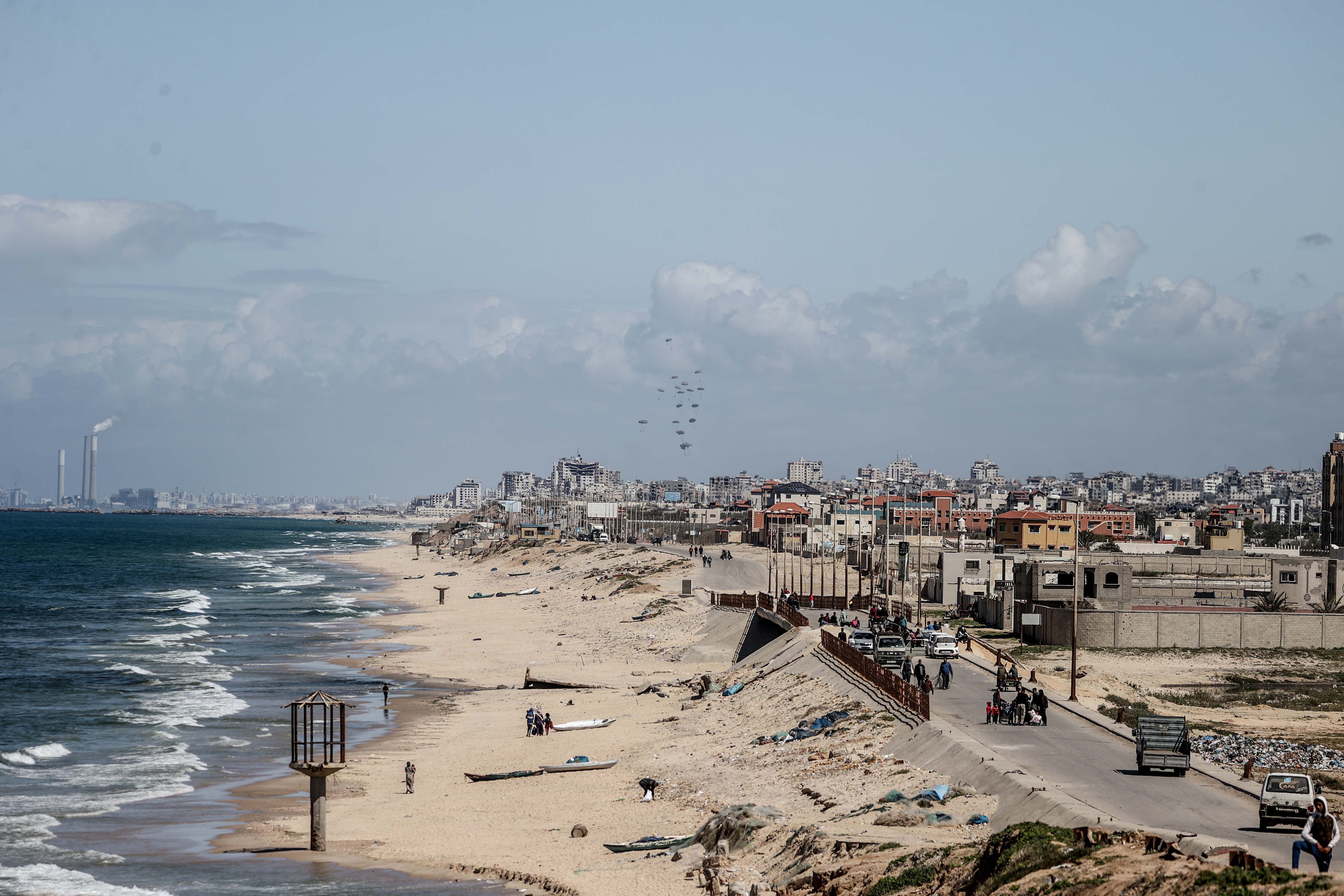 Ölümün gölgesinde hayata tutunmak... Gazze'ye son insani yardımlar havadan indirildi Ölümün gölgesinde hayata tutunmak... Gazze'ye son insani yardımlar havadan indirildi - 3. Resim