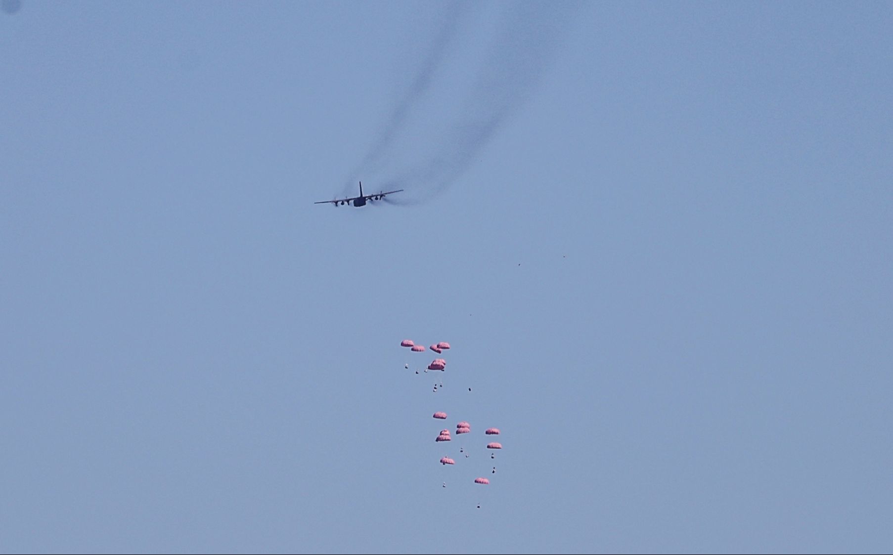 Ölümün gölgesinde hayata tutunmak... Gazze'ye son insani yardımlar havadan indirildi Ölümün gölgesinde hayata tutunmak... Gazze'ye son insani yardımlar havadan indirildi - 1. Resim