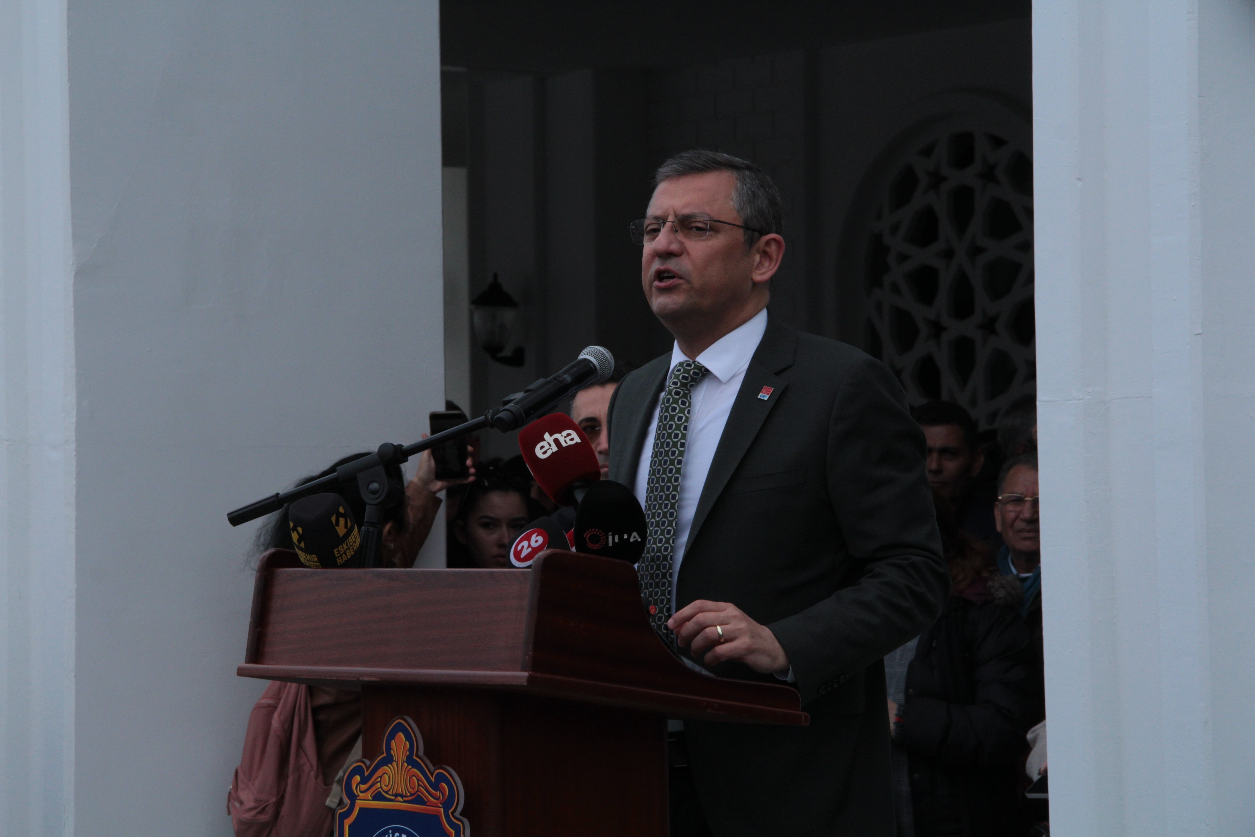 Özgür Özel, Eskişehir'in nüfusunu 80 bin yaptı Özgür Özel, Eskişehir'in nüfusunu 80 bin yaptı - 2. Resim