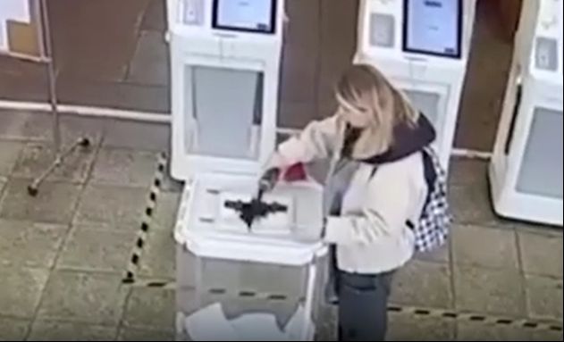 Rusya’da olaylı seçim! Sandıklara boya döküldü, oy verme kabini ateşe verildi Rusya’da olaylı seçim! Sandıklara boya döküldü, oy verme kabini ateşe verildi - 1. Resim