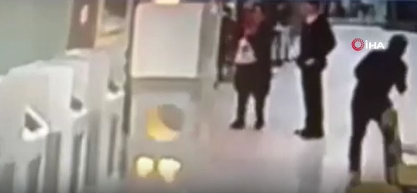 Rusya’da olaylı seçim! Sandıklara boya döküldü, oy verme kabini ateşe verildi Rusya’da olaylı seçim! Sandıklara boya döküldü, oy verme kabini ateşe verildi - 2. Resim